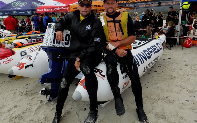 V.l.n.r: Flippie Schoeman & Johann Lodewyk (skipper) vat 'n blaaskans by Uilenkraalsmond tydens die Trans Agulhas wedren.